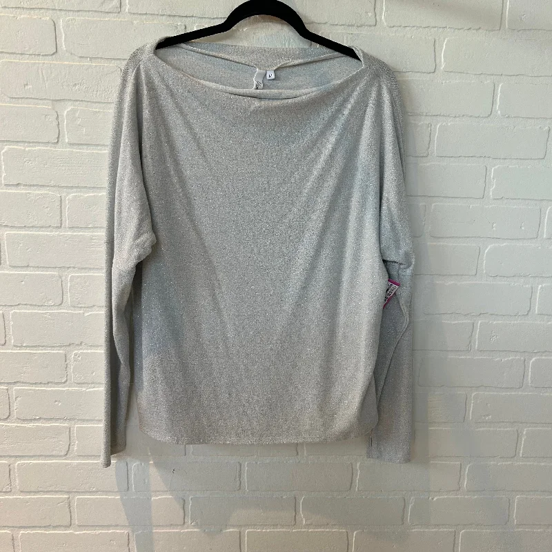 Top Long Sleeve By Elan In Silver, Size: M