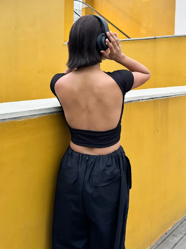Laid-Back Fashion Offers Half Sleeve Ribbed Stretchable Backless Top