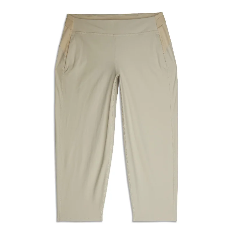Modern Women's Apparel Trend Setting Threads Multi-Pocket Mid-Rise Golf Crop - Resale Modern Women's Apparel Trend Setting Threads Multi-Pocket Mid-Rise Golf Crop - Resale
